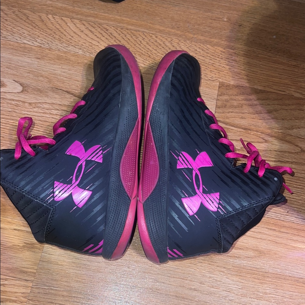 UnderArmour basketball shoes in black with pink laces women size 9